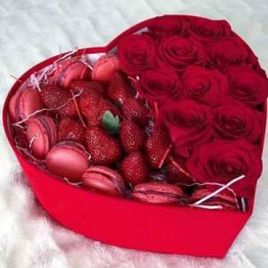 Красные розы с печеньем и клубникой в форме сердца R392